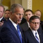 El líder de la mayoría del Senado de EE.UU., John Thune (i), y el presidente de la Cámara de Representantes, Mike Johnson (d).