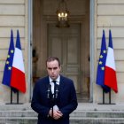 El primer ministro saliente, Sébastien Lecornu, pronuncia una declaración en el patio del Hotel Matignon tras una serie de conversaciones con líderes de partidos políticos.