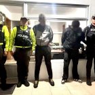 Uno de los detenidos portaba un arma blanca.