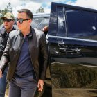 El auto del presidente Daniel Noboa fue atacado por una turba de manifestantes que le le lanzaron piedras.