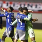 El abrazo eterno con  Pedro Ortiz en el festejo de Emelec en Copa Ecuador.