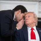 Fotografía del secretario de Estado de Estados Unidos, Marco Rubio, junto al presidente, Donald Trump, este miércoles.