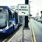 Conoce las únicas zonas donde puedes meterte al carril de la metrovía.
