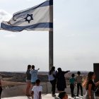 Israelíes observan la Franja de Gaza desde una colina después de un anuncio del presidente Donald Trump de que se alcanzó un acuerdo entre Israel y Hamas.