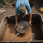 Fotografía del 12 de septiembre de 2025 que muestra al garimpeiro Zezão analizando la proporción de oro en Serra Pelada, Curionópolis (Brasil).