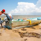 Fotografía que muestra al pescador venezolano Candy Edwards preparándose para salir a pescar en Icacos (Trinidad y Tobago)