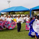 Protagonistas. Decenas de adultos danzaron en medio de los homenajes.
