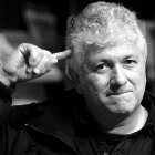 Juan José Hoyos nació en Medellín en 1953. Es escritor y periodista.