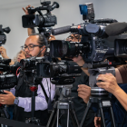 Foto representativa de periodistas y camarógrafos en una rueda de prensa.
