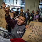 Personas se manifiestan en contra de la presidenta, Dina Boluarte, frente al Congreso de la República el jueves, en Lima (Perú).