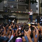 La líder opositora venezolana, María Corina Machado, se dirige a sus partidarios durante una protesta convocada por la oposición en Caracas el 9 de enero de 2025.