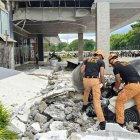 Los bomberos retirando escombros afuera de un centro comercial luego de un terremoto en la ciudad de Butuan, región de Caraga, Filipinas, el 10 de octubre de 2025.