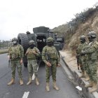 Militares y policías ha llegado a San Miguel de Común desde el inicio de las movilizaciones convocadas por la Conaie.