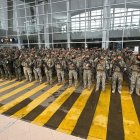 Militares de las Fuerzas Especiales embarcan desde el aeropuerto de Latacunga hacia Quito