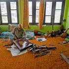 En esta fotografía tomada el 23 de septiembre de 2025, el artesano Ghulam Mohammad Zaz fabrica el instrumento Santoor en su casa de Srinagar.