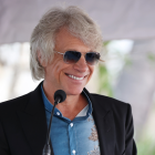 Bon Jovi durante durante la ceremonia de entrega de estrellas en el Paseo de la Fama de Hollywood en honor a la banda de rock Def Leppard, en Los Ángeles, California, el 9 de octubre de 2025.