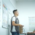 Miembros de mesa recibiendo capacitación en una delegación provincial del CNE para las elecciones 2025 en Ecuador.