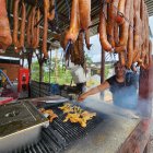Negocios. Entre parrillas de longaniza y calderos rebosantes, los restaurantes en la vía atraen a turistas.