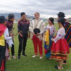 Integrantes. Los jóvenes practican danza andina local en la cancha del estadio. Lo hacen para ocupar la mente en crear y no destruir.
