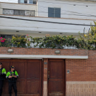 Integrantes de la Policía de Perú custodian la casa de la destituida presidenta de Perú Dina Boluarte este 10 de octubre de 2025, en Lima (Perú).