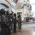 Agentes del orden vigilan accesos principales del Centro Histórico ante posibles movilizaciones.