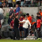 Mauricio Pochettino DT de Estados Unidos saluda con Sebastian Beccacece  de Ecuador.