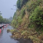 Deslizamiento de tierra en la avenida Simón Bolívar, sur provoca cierre parcial de la vía y congestión vehicular en Quito.