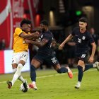 Mark McKenzie de Estados Unidos disputando la pelota con Kevin Rodríguez de Ecuador.