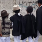 Una imagen representativa de niños y jóvenes kichwas con cabello largo.