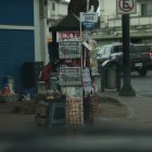 En un quiosco de venta de productos de la calle se expenden diarios, dulces, lotería, entre otros productos.