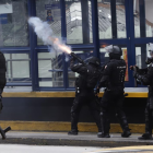 La Policía Nacional lanzó bombas lacrimógenas a manifestantes en la Villa Flora, en el sur, para evitar que avancen a otros puntos de Quito.