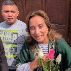 AME7159. LIMA (PERÚ), 11/10/2025.- La expresidenta de Perú Dina Boluarte habla con simpatizantes este sábado, en Lima (Perú). Boluarte, destituida en la noche del jueves de manera exprés por parte del Parlamento a falta de seis meses de las nuevas elecciones, reiteró ante simpatizantes que acepta su salida del poder y le deseó "todos los éxitos" a José Jerí, quien le sucedió en el cargo por ser el presidente del Congreso, para formar un Gobierno de transición. EFE/ Fernando Gimeno