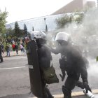 Policías lanzaron gases lacrimógenos e hicieron detenciones en los alrededores de la Casa de la Cultura.