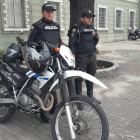 Agentes policiales resguardan el centro correccional de Guayaquil tras la fuga de ocho jóvenes.