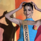 Samantha Quenedit luce un traje inspirado en la iguana rosada de Galápagos durante Miss Grand International 2025.