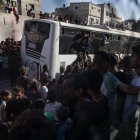 Palestinos dan la bienvenida a los prisioneros liberados a su llegada tras su liberación de las cárceles israelíes en virtud de un acuerdo de intercambio, en el sur de la Franja de Gaza, el 13 de octubre de 2025.