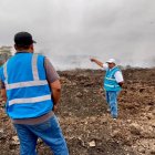 La Prefectura anunció en articulación con 
@segura_ep
 y  
@BomberosGYE
 para controlar la situación y prevenir nuevos focos de incendio.