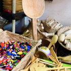 Artesanos exhibirán figuras típicas y decoraciones tradicionales en la Feria de Finados 2025 en Ambato.