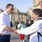 José Jerí (i), saludando al alcalde del municipio de Pataz, Aldo Mariños, previo a una reunión este domingo en Lima (Perú).