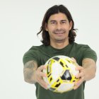 El exdelantero argentino mantiene viva su pasión por el fútbol, ahora desde su nueva faceta como entrenador.