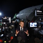 El presidente francés, Emmanuel Macron, responde a los periodistas al salir de la Cumbre de Paz de Gaza en Egipto, el 13 de octubre de 2025.