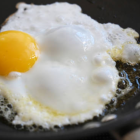 El vinagre actúa sobre las proteínas de la clara del huevo, acelerando su coagulación en la sartén para obtener una textura más firme y una mejor forma.