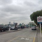 El parqueo del aeropuerto de Guayaquil tiene capacidad para 1.100 vehículos. La tarifa por hora o fracción es de 1,40 dólares.