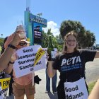 Activistas de la organización Personas por el Trato Ético de los Animales (PETA) sostienen carteles el 12 de octubre de 2025, en Miami (Estados Unidos).
