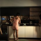 Ana y María, (nombres ficticios), víctimas de trata sexual procedentes de América Latina, lavan platos en Tirana el 1 de agosto de 2025.