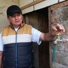 Vecinos del barrio Chamanal esperan desde tempranas horas la llegada de tanqueros con agua potable.