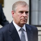 La cercanía del príncipe Andrés de Inglaterra con Jeffrey Epstein no deja de causar problemas a su reputación.