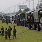 El convoy humanitario, escoltado por militares, avanza hacia Ibarra en medio de las manifestaciones