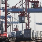 Puerto. Una grúa transporta un contenedor en un puerto de EE.UU.