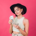 Ordenar billetes puede ser un hábito útil o revelar una condición